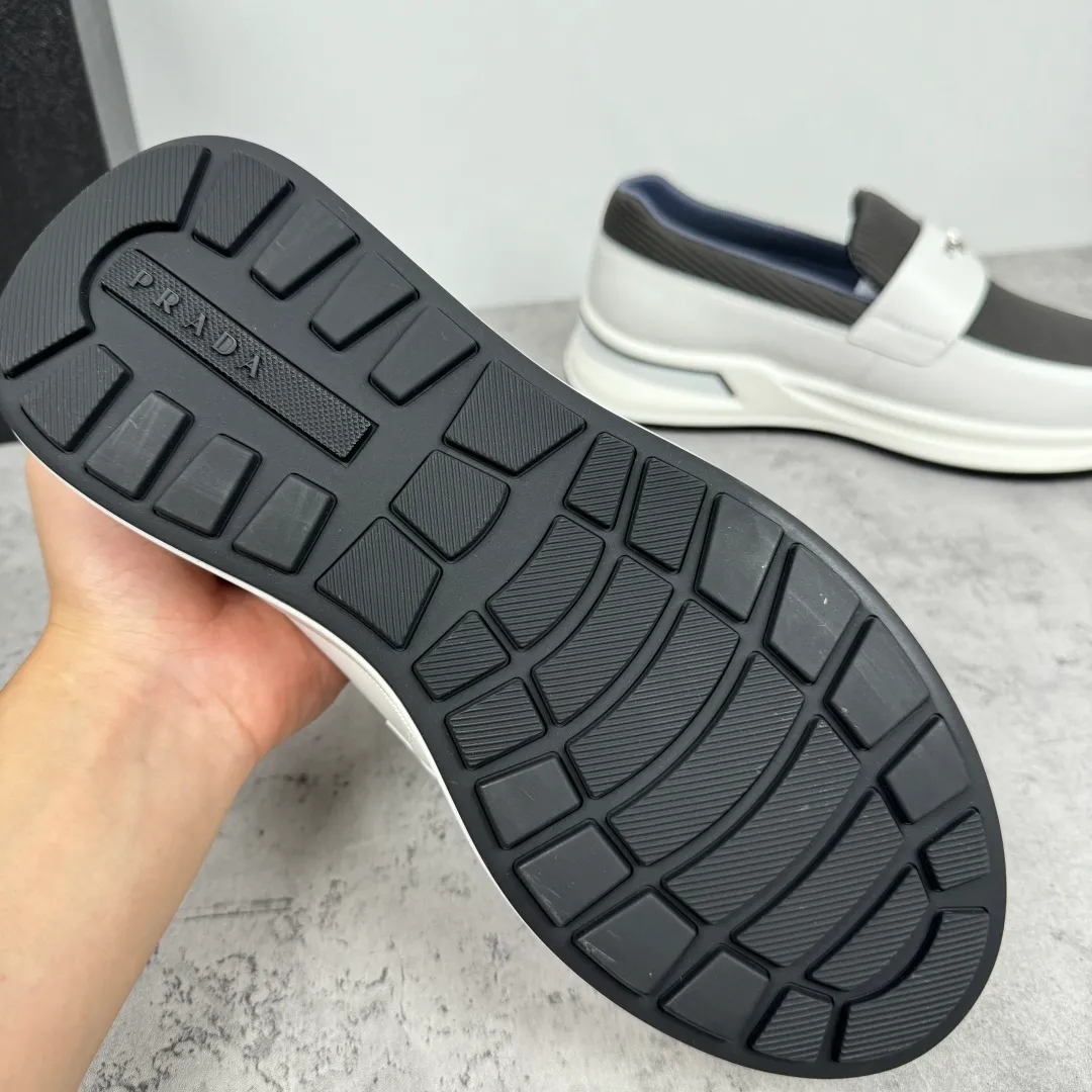 Batch 700 Prada/Prada men's matte leather thick-soled lightweight loafers! Casual fit, lightweight rubber sole slip-on driving shoes, matte calfskin wrapped around the entire upper, front body in pebbled calfskin/soft cloth, two styles available! Decorated with genuine leather buckle, front decorative details of PRADA silver letters, genuine leather feet, classic silver letter logo badge details, technical mesh lining, push-on opening and closing method, convenient and comfortable, cool and breathable! Paired with a lightweight, sporty functional thick sole, it is extremely comfortable on the feet and will not be tiring after long-term wear. It is available in multiple colors to meet different matching needs and comes with a complete package! Size: 39-40-41-42-43-44 Leather shoe size Item number: 2EE915 leather cloth white gray